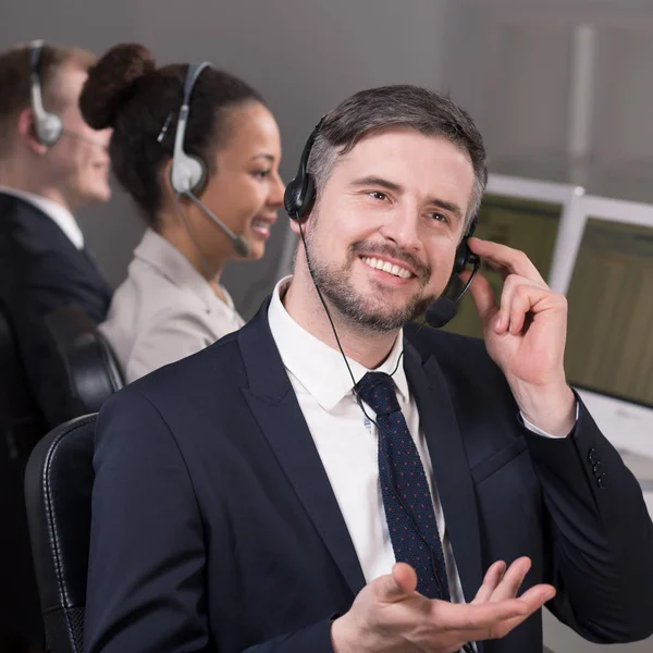 Consultor explicando el uso de auriculares —  Fotos de Stock