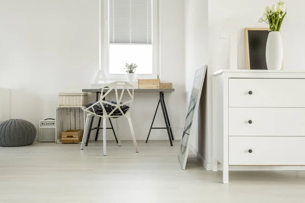 Wooden desk in white room — Stock Photo, Image