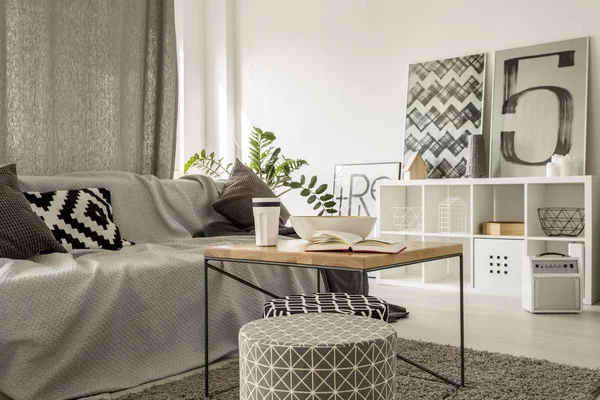 Mesa de centro de madera en salón moderno —  Fotos de Stock