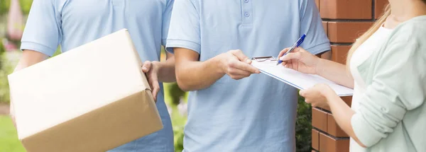 Professional couriers  with  customer — Stock Photo, Image