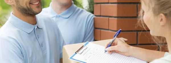 Mujeres llenando documentos de entrega —  Fotos de Stock