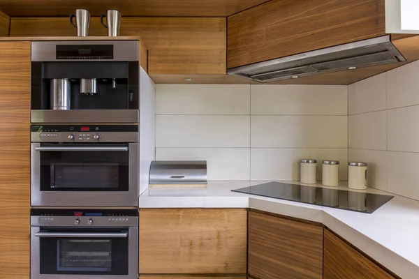 Moderní kuchyňský dřevěný nábytek — Stock fotografie