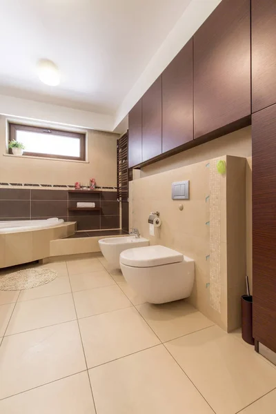 Современная ванная комната с бежевой плиткой — стоковое фото