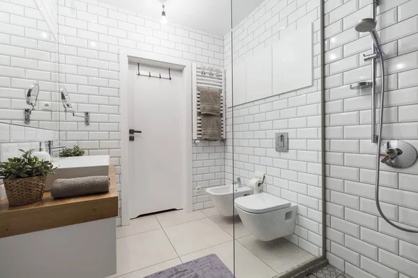Azulejos brancos no banheiro moderno — Fotografia de Stock