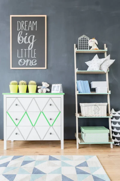 Espaço de armazenamento funcional e bonito do quarto das crianças — Fotografia de Stock