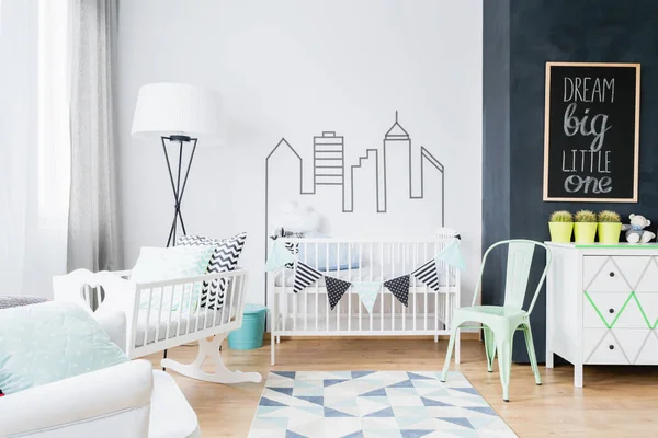 Skandinavische Inspirationen machen das Babyzimmer gemütlich und stilvoll — Stockfoto