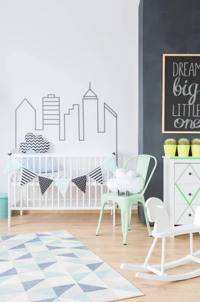 Inspirerende muur sticker toe te voegen stijl naar een pasgeboren baby's kamer — Stockfoto