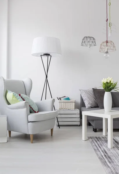 Helles Wohnzimmer mit weißem Sessel und Lampe — Stockfoto