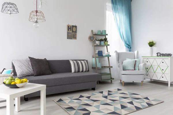 Vardagsrum med grå soffa soffbord — Stockfoto