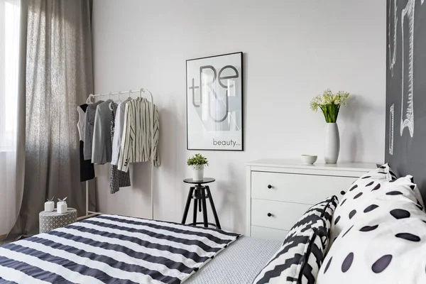Kamar tidur elegan dirancang untuk wanita — Stok Foto