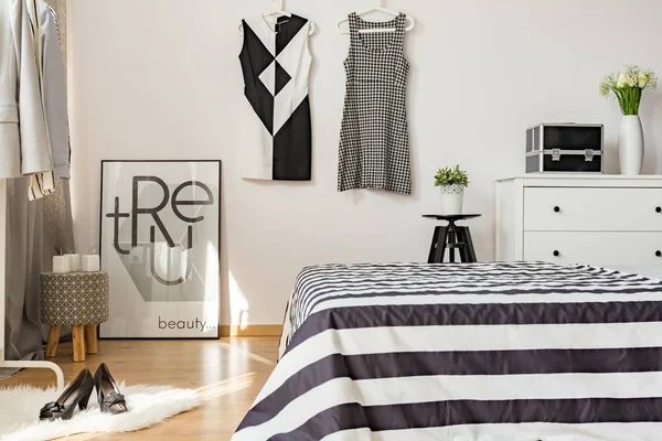Decor modern de dormitor confortabil — Fotografie, imagine de stoc