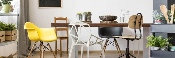 Mesa e cadeiras na sala de jantar — Fotografia de Stock