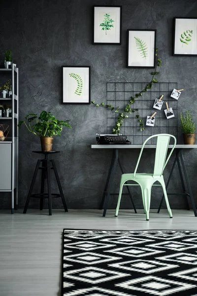 Planten appartement met Bureau — Stockfoto