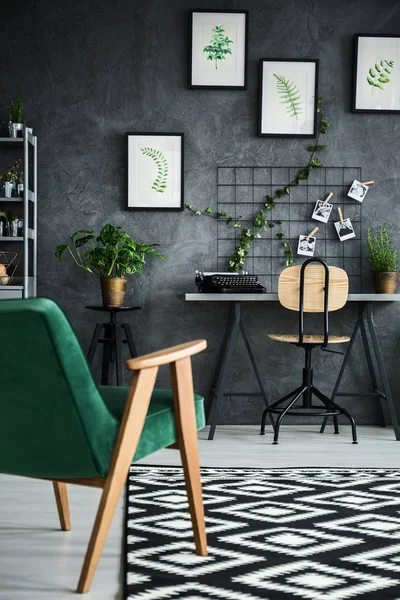 Moderne Wohnung mit Pflanzen — Stockfoto