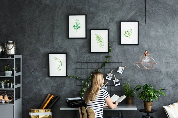 Femme lisant au bureau — Photo