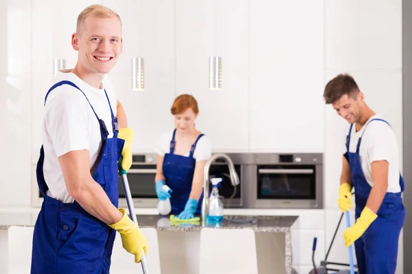 Limpiador de casas con amigos — Foto de Stock