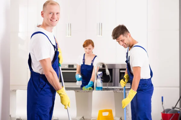 Професійний прибиральник в уніформі — стокове фото