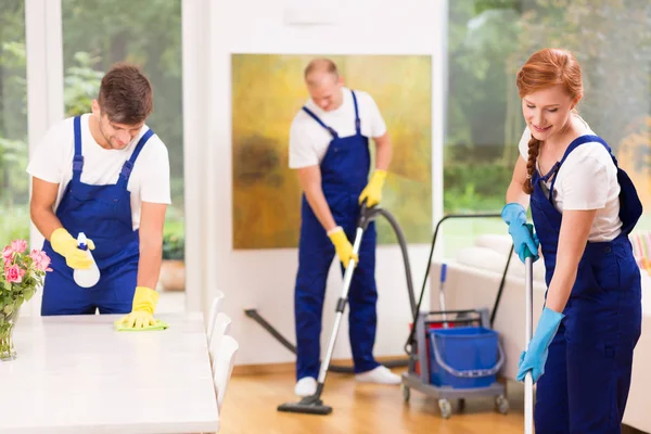 Homens e mulher de limpeza apartamento — Fotografia de Stock