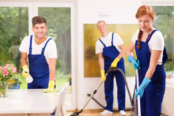 Vrienden appartement schoonmaken — Stockfoto