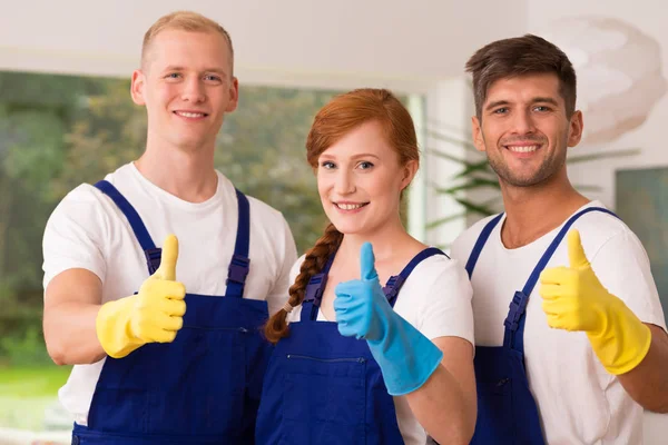 Professionele huis schoonmakers glimlachen — Stockfoto