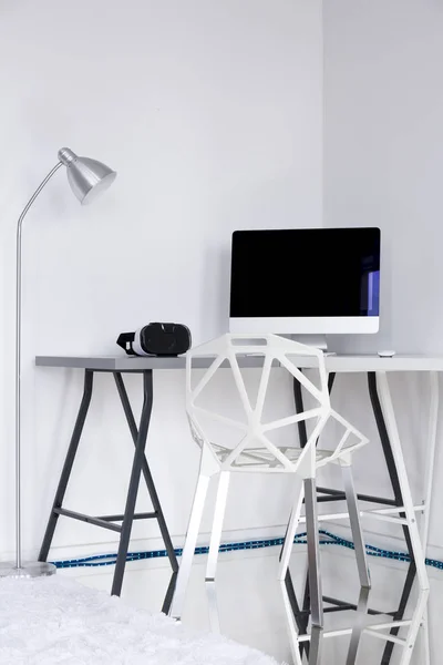 White room med gap stol — Stockfoto