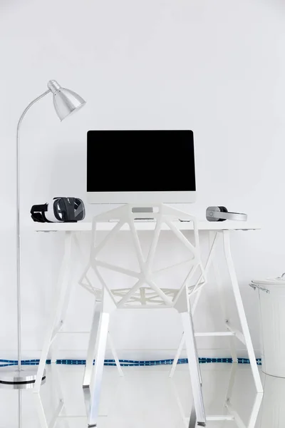 Beyaz bir bilgisayar, bir lamba ve bir boşluk sandalye ile çalışma — Stok fotoğraf
