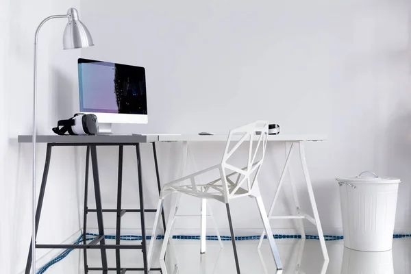 Home office contemporaneo con pareti bianche — Foto Stock