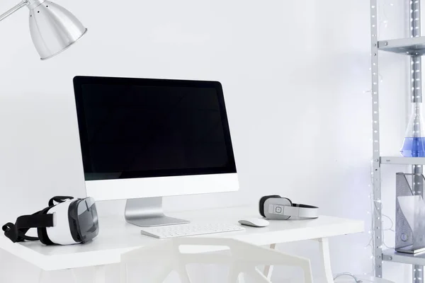 Psací stůl s počítačem, sluchátka a Vr brýle — Stock fotografie