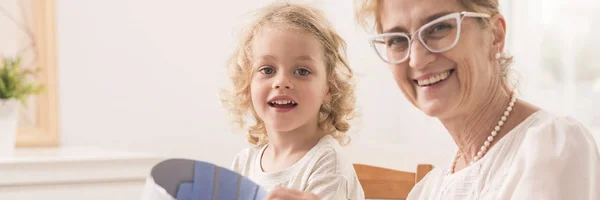 Niño jugando con la abuela optimista — Foto de Stock