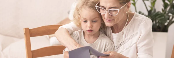 Nonna che legge al nipotino — Foto Stock