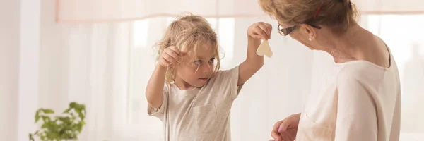 Junge backt mit Oma Plätzchen — Stockfoto