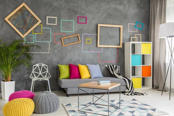 Habitación gris con accesorios coloridos — Foto de Stock