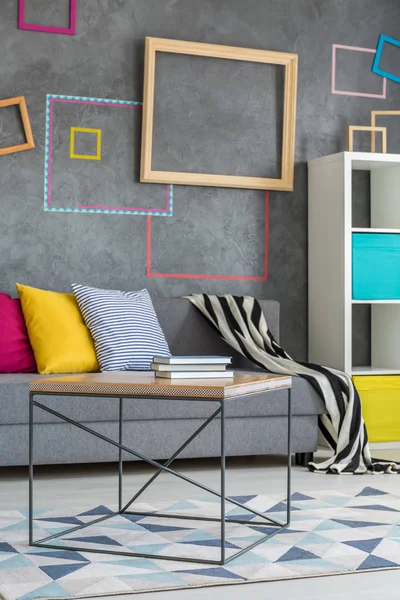 Graues Sofa mit bunten Kissen — Stockfoto