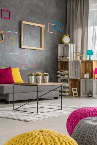 Bunte Hocker in modernem Raum — Stockfoto