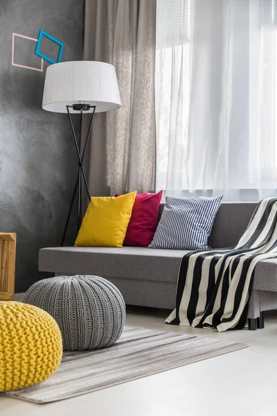 Сірий диван в сучасному лаунжі — стокове фото