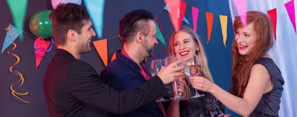 Gente haciendo un brindis — Foto de Stock