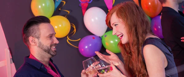 Casal participando da festa — Fotografia de Stock