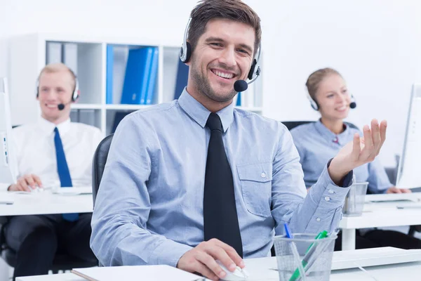 Vertrouwen telemarketeer op het werk — Stockfoto