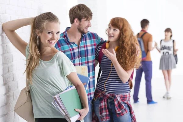 Söt flicka på college — Stockfoto