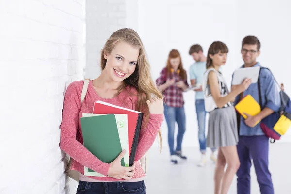 Estudante encantador na faculdade — Fotografia de Stock