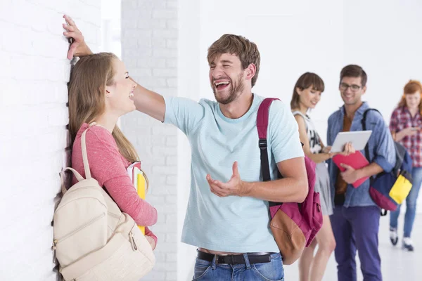 Jongen en meisje aan het lachen — Stockfoto