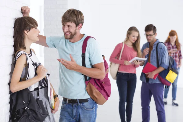 Flirt mit Freund — Stockfoto