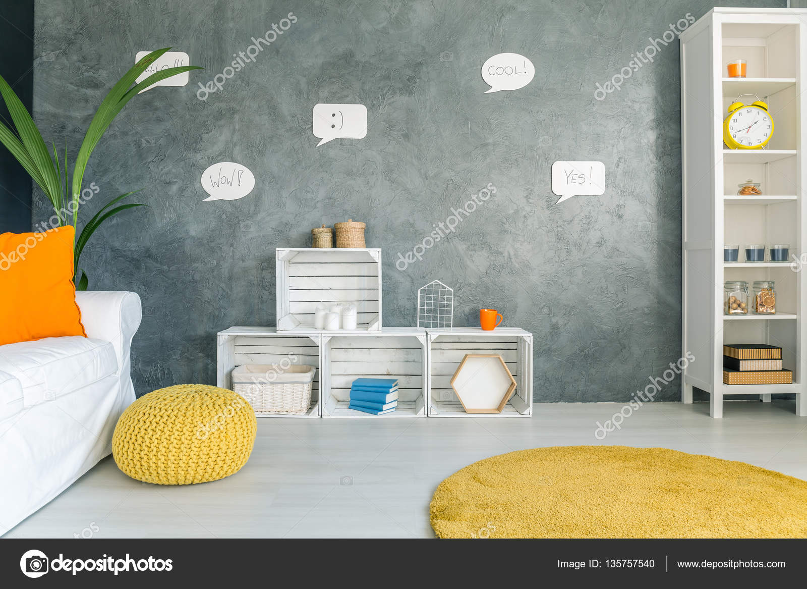 Wohngebäude mit grauen Wand — Stockfoto © photographee.eu #135757540 Wohngebäude mit grauen Wand — Stockfoto © photographee.eu #135757540