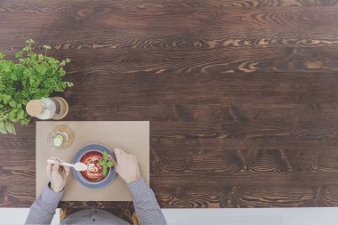 Fesleğenli kırmızı krem çorba