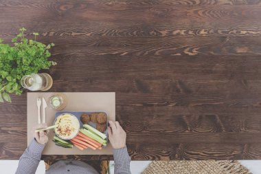 Humus ve falafel yiyen adam