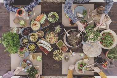 Rustik masada oturan insanlar