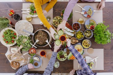 Rustik masada oturan insanlar