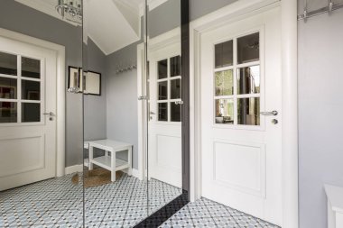 Ayna dolap ile minimalist Oda
