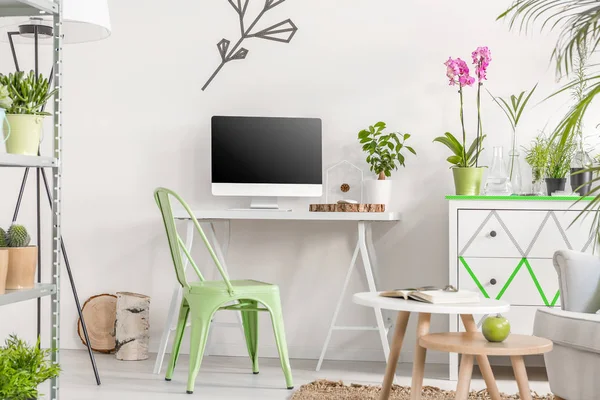 Wnętrza pokoju z minimalistycznym przestrzeni do pracy — Zdjęcie stockowe