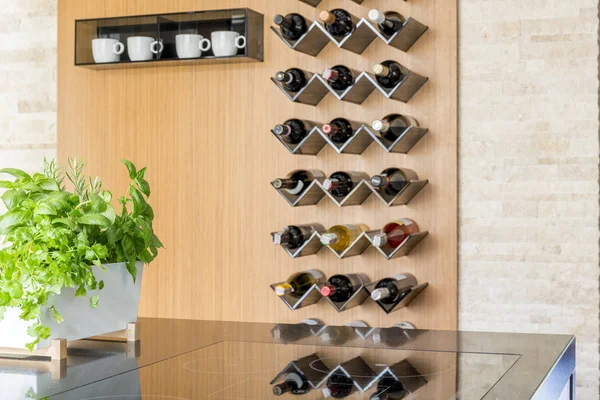 Cocina con botellas de vino — Foto de Stock